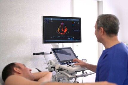 Arzt am Ultraschallgerät Arzt am Ultraschallgerät
